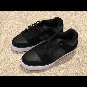 MEN’S DC PURE SE SKATE SHOES - SZ 9 - BRAND NEW!!